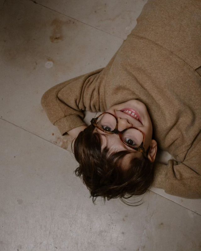 ⁠Quand le style rencontre la malice ! ✨ ⁠
Tomé, 7 ans, porte nos lunettes Very Hype en coloris Ecailles Light. Leur taille légèrement oversize viennent accentuer le style de ce jeune garçon au visage délicat. On adore ! ⁠
-⁠
When style meets mischief! ✨ ⁠
Tomé, 7 YO, rocks our Very Hype glasses in the Light Tortoise shade. Their slightly oversized design enhances the style of this young boy with a delicate face. And we love it!⁠
-⁠
📸 @vik_and_paule⁠
👓️ #veryhypebyvfg⁠
-⁠
#kidsglasses #glasses #kidseyewear #kidswithglasses #opticalstore #eyewearshop #veryfrenchgangsters #madeinfrance #lunettes #lunettesenfants #eyewear #girlwithglasses⁠ #FashionForTheCoolKid